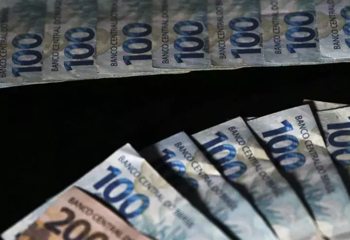 Lula abre crédito extraordinário de R$ 3,3 bilhões para ressarcimento de descontos indevidos do INSS; pagamentos começam no dia 24, com depósitos diários para até 100 mil pessoas